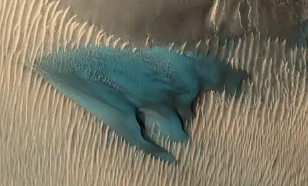 A dune on Mars appears in false colors blue. In false colour colours yellow to blue represent warmer to colder soil.