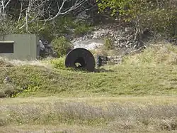 An engineered reinforement of the central portion of the barrel creates the illusion.